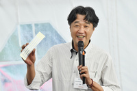 アルミテープ技術の詳細について説明する、山田浩史主幹。