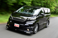 ボディー剛性を高めるべく、TRDの「ドアスタビライザー」や「ブレース」が装着された「トヨタ・ヴェルファイア」。今回は、非装着車と乗り比べることで、その違いをチェックした。