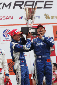 GT500クラスを制し、喜びをあらわにするNo.17 KEIHIN HSV-010のふたり。写真右から、金石年弘と塚越広大。
