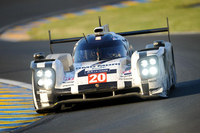 久々に最高峰クラスでの参戦となったポルシェ。写真の20号車は、決勝でも一時はトップを走る健闘を見せた。
    