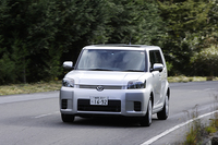 【スペック】1.5G：全長×全幅×全高＝4210×1760×1630mm／ホイールベース＝2600mm／車重＝1290kg／駆動方式＝FF／1.5リッター直4DOHC16バルブ（110ps/6000rpm、14.3kgm/4400rpm）／価格＝178万円（テスト車＝222万1000円／チルト＆スライド電動式ムーンルーフ＝9万4500円／スマートエントリー＆スタートシステム＋盗難防止システム＝4万950円／HDDナビゲーションシステム＋音声ガイダンス機能付バックガイドモニター＝29万850円／ETC＝1万4700円）（T）