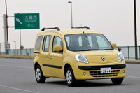 日本における販売台数の、半数以上を占める「カングー」。写真の標準モデルのほか、おしゃれな内外装の上級モデル「カングー イマージュ」もラインナップされる。