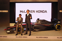 ポーズをとる、マクラーレン・ホンダのレーシングドライバー。ジェンソン・バトン（写真右）は「F1のチャレンジは年々大きくなっている。でも、大きいからいいんだ」と笑顔でコメント。
    