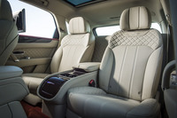 4人乗り仕様の後席は左右独立式となっている。それぞれ18方向のシート調整が可能で、マッサージおよびベンチレーション機能が備わっている。