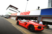 いざコースイン。6.5リッターV12ユニットの咆哮（ほうこう）がコースに響く。