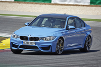 「M3セダン」（写真）と「M4クーペ」の走りに差はないが、Aピラーの角度とダッシュボードの位置に違いがあるため“視界的な走行体験”が少し違っている。