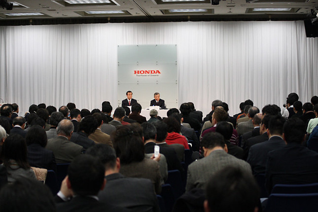 当日朝の案内にもかかわらず、記者会見会場は報道陣でいっぱい。