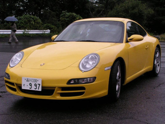 3.8リッターユニットを積む「カレラS」は、カレラより全高が10mm低い。ポルシェ初というアクティブサスペンション「PASM」（ポルシェ・アクティブ・サスペンション・マネージメント）を標準装備する。