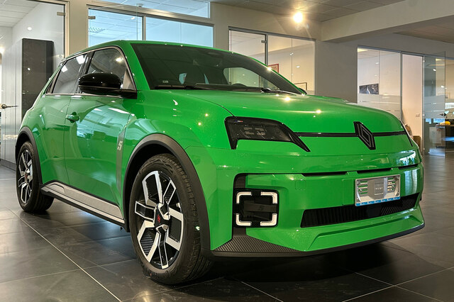 第893回：「ルノー5 E-Techエレクトリック」が販売店にやってきた