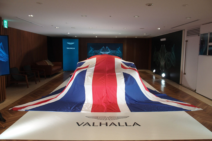 アンベールを待つ「アストンマーティン・ヴァルハラ」。