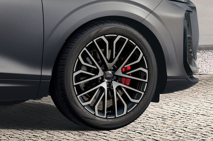 「Q3スポーツバック マットエディション」のAudi Sport製20インチアルミホイール「マルチスポークSデザイン ブラックメタリックポリッシュト＆スモークド」。