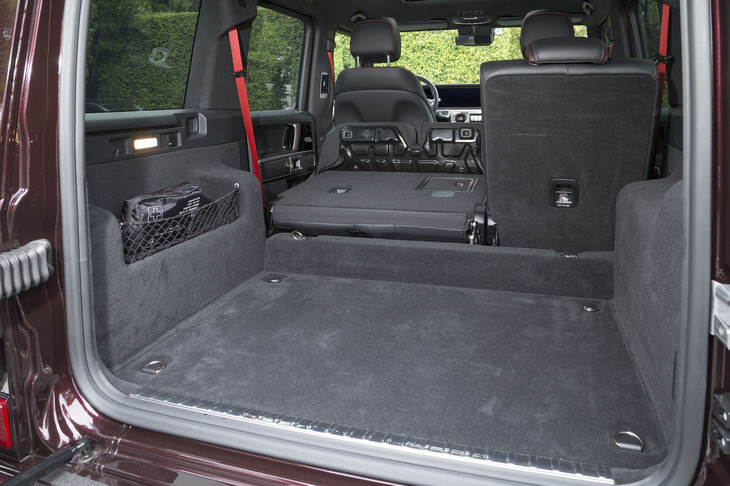 スクエアな荷室の容量は、5人乗車時で667リッター。後席の背もたれを前方に倒すことで1941リッターにまで拡大できる。