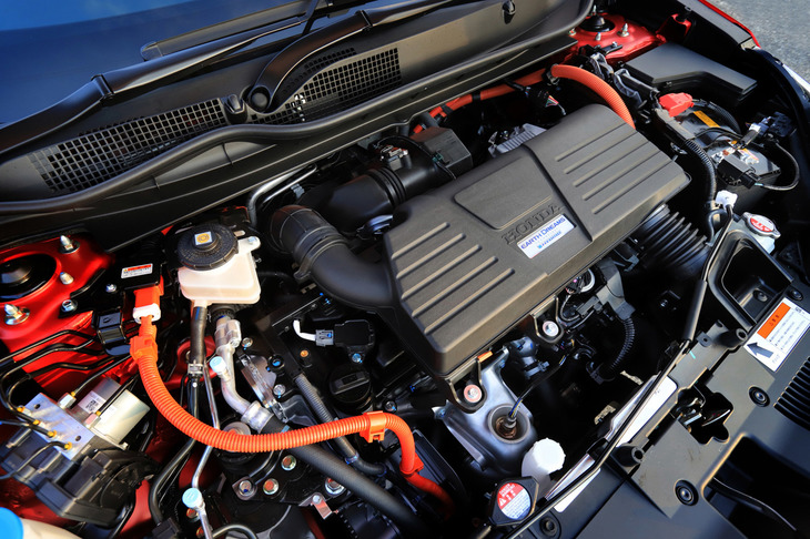 ハイブリッドシステムには「アコード」や「オデッセイ」にも搭載される「i-MMD」を採用。エンジンは基本的に発電用だが、高速巡航時にはエンジンの駆動力を用いて走行する。