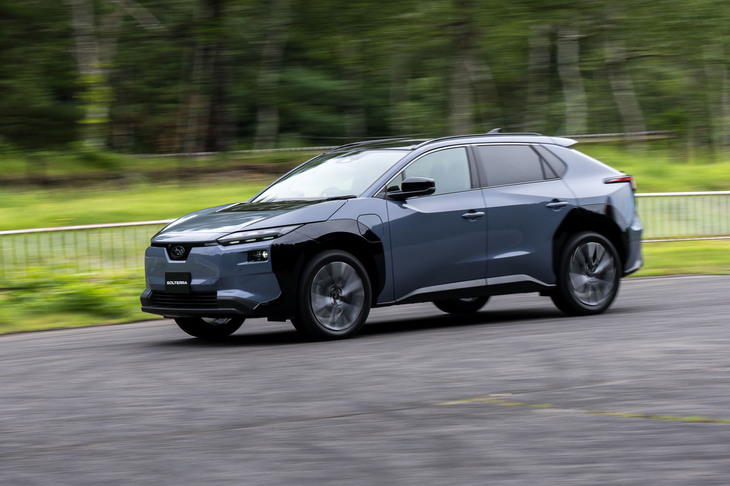 バッテリー容量は74.69kWhとされているが、これは新しいテスト／認証規格であるIEC62660-1にそって計算されたもの。実際には、額面以上に従来モデルより容量は増大している。