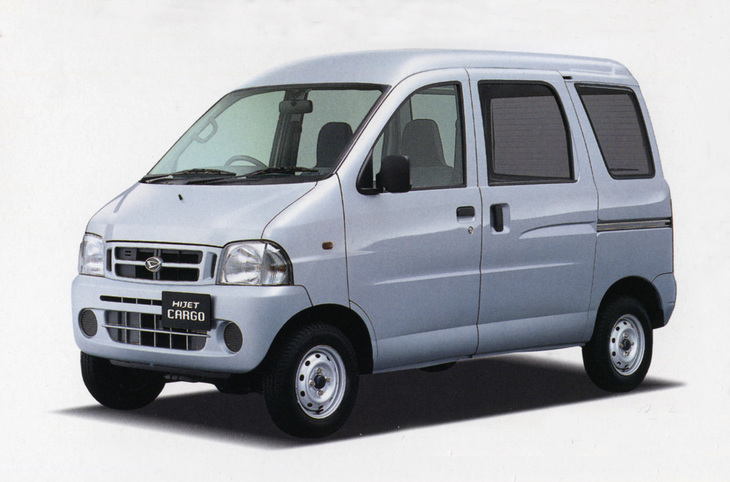 1999年「ハイゼット カーゴ」。従来どおり「トラック」はフルキャブオーバー型だったのに対して、カーゴ（バン）はイタルデザイン作のセミキャブオーバー型となった。