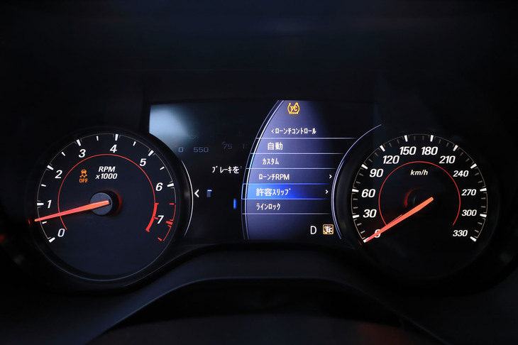 「SS」は、ドラッグレースで後輪を温めるのに用いるラインロック機能を標準装備。ローンチコントロールもただ「ある」というだけでなく、エンジン回転数や後輪のスリップ度合いを設定できる本格的なものが装備される。