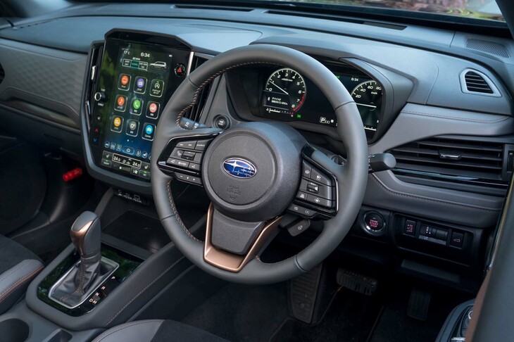 従来型よりグッと質感が増したインテリア。グレードによって仕様が異なり、「スポーツ／スポーツEX」では、ダークグレーのインパネトリムにブロンズおよびピアノブラックの加飾、ブロンズ／グレー（トリコット／表皮巻き）のドアトリムが組み合わされる。