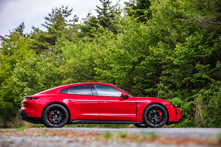 「タイカンGTS」のボディーサイズは全長×全幅×全高＝4963×1966×1381mm、ホイールベースは2900mm。車重は2370kgと発表されている。