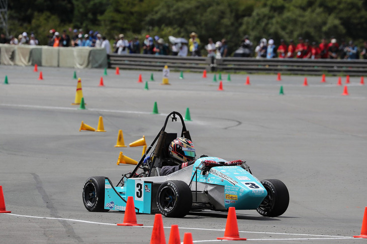 参加チームは大学だけでなく、この日本自動車大学校のような専門学校も参加。同校は「学生フォーミュラ日本大会2023」で総合2位に輝いたほか、加速性能賞と耐久走行賞で2位を獲得している。