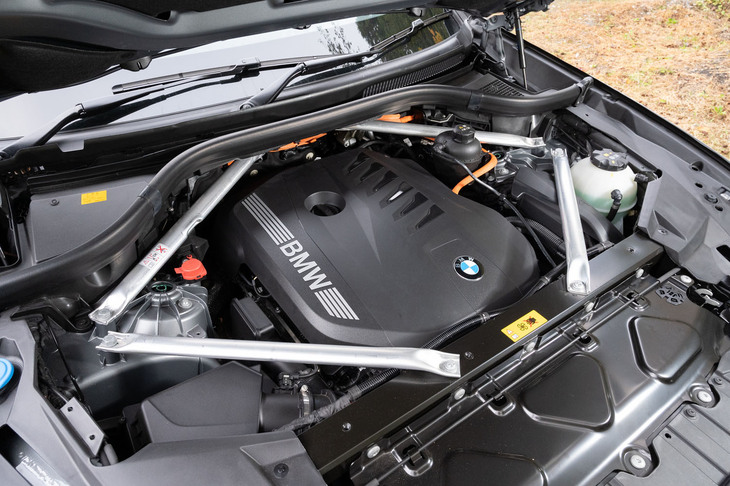 フロントに積まれた3リッター直6ガソリンターボのB58ユニット。これこそがBMWの神髄だ。