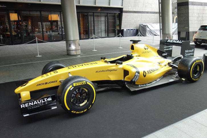 F1日本グランプリを前にして、会場にはF1マシンも展示された。