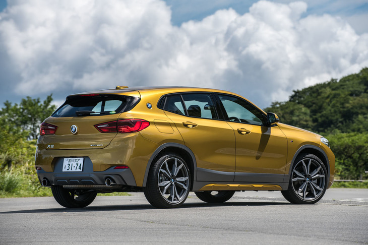 リアオーバーハングは「X1」よりも80mm短い745mmとなっており、全長の短縮分はここから捻出されている。最低地上高は180mm。