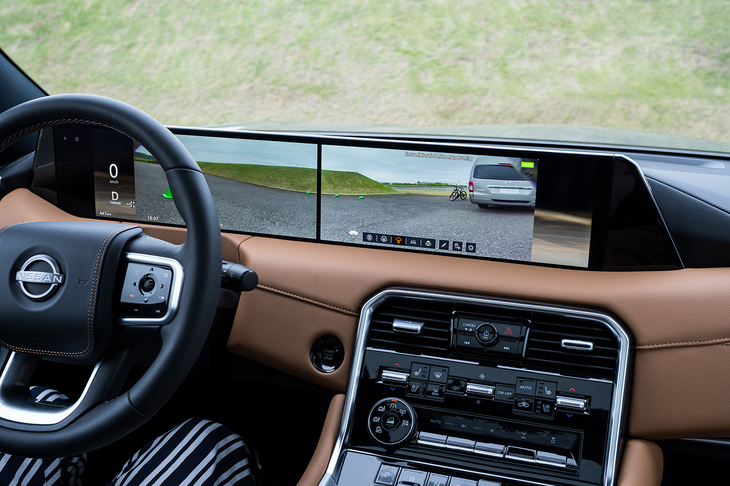 これは「ウルトラワイドビュー」機能。フロントの左右を2つのディスプレイにまたがって映し出しており（1画面でもできる）、交差点での合流時などに役立つことだろう。