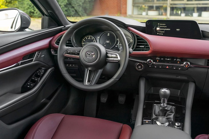 コックピットの操作機器は、人とクルマの一体感を向上させるべく、ドライバーを中心に左右対称に配置される。