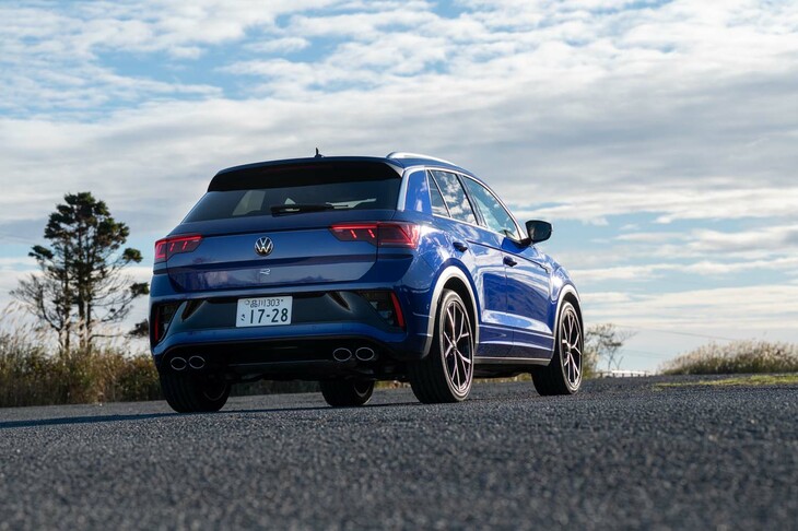 4本出しのマフラーがただ者ではない雰囲気を演出。リアバンパーには大胆なグロスブラックペイントが施される。