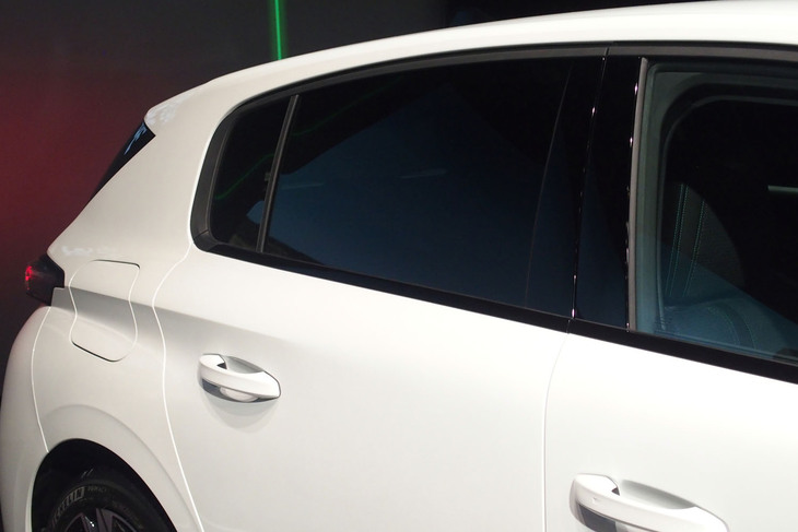 プジョー308アリュール（リアドア）