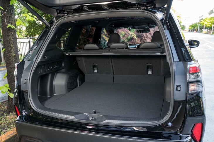 従来型より容量が減ったとされる荷室だが、側壁にユーティリティーナットが付いたり、広範なグレードにキックセンサー式のハンズフリーパワーテールゲートが採用されたりして、利便性の向上が図られている。