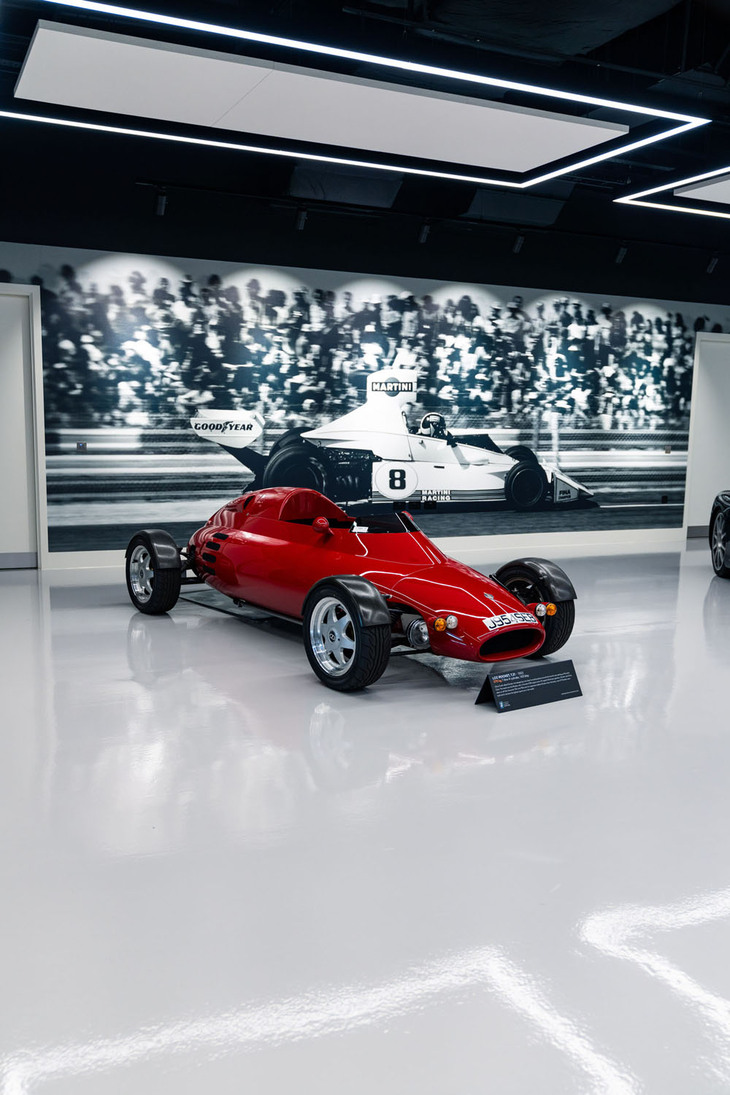 自ら立ち上げたライトカー・カンパニーで販売した「ロケット」。ヤマハのオートバイ用エンジンを横置きでミドシップしていた。