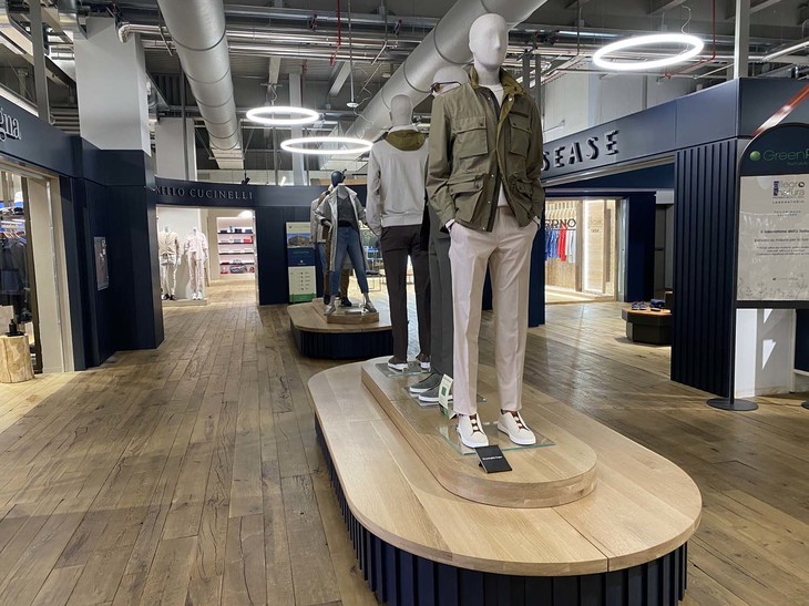 ゼニアやヘルノ、ブルネロ クチネリなどのハイブランドが軒を連ねる最上階の様子。