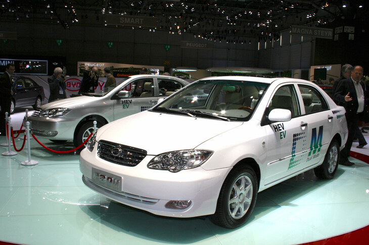 「F6」の隣に展示されていたプラグインハイブリッド車「F3 DM」。DMとはDual modeの略だった。一瞥（いちべつ）した外観は「カロ……」と口走ってしまうようなデザインだった。