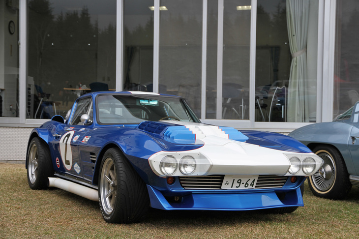 C2「コルベット」をベースに5台のみ作られた、幻のレース用ライトウェイト仕様である「コルベット グランスポーツ」のレプリカ。ちなみにC2グランスポーツは昨2017年、現行コルベットの高性能グレードとして追加設定された「グランスポーツ クーペ」のルーツである。