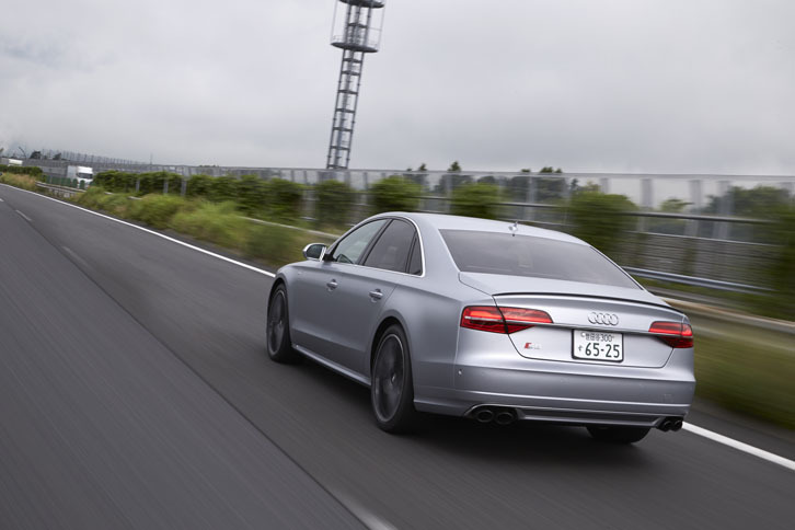 駆動方式は4WDのみ。アウディは「605psの高出力を余すところなく安全に路面に伝える」とアピールする。