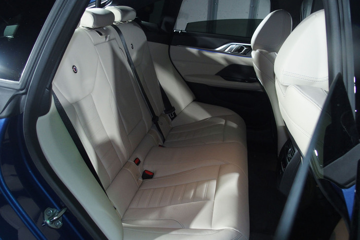 BMWアルピナB4グランクーペ（リアシート）