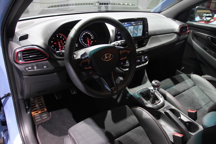 ヒュンダイi30ファストバックN（コックピット周辺部）