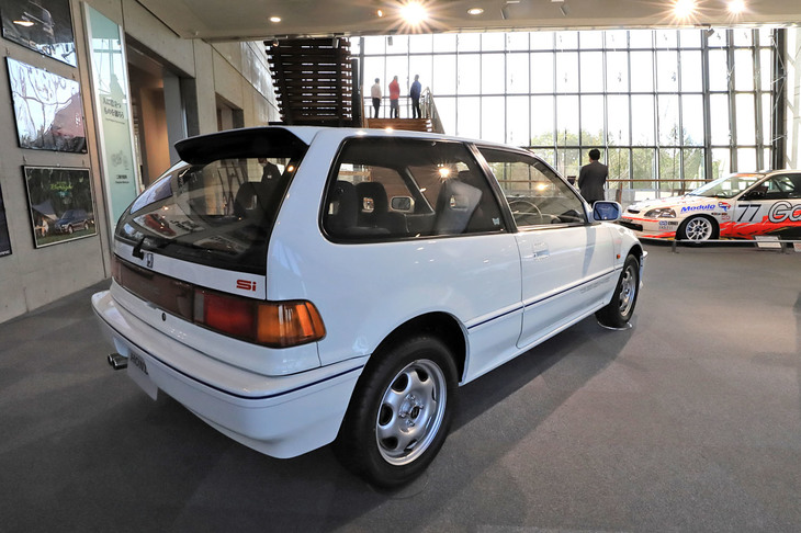 走行性能の向上と空間効率改善のために、足まわりには4輪ダブルウイッシュボーン式のサスペンションが採用された。