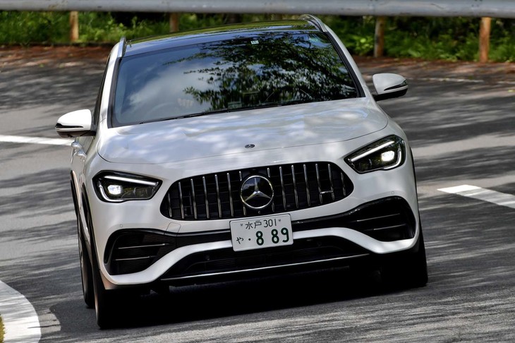 【メルセデスAMG GLA45 S 4MATIC＋のスペック】
	ボディーサイズ：全長×全幅×全高＝4440×1850×1585mm／ホイールベース：2730mm／車重：1800kg／駆動方式：4WD／エンジン：2リッター直4 DOHC 16バルブ ターボ／トランスミッション：8段AT／最高出力：421PS（310kW）/6750rpm／最大トルク：500N・m（51.0kgf・m）/5000-5250rpm／タイヤ：（前）255/40ZR20 101Y XL／（後）255/40ZR20 101Y XL（コンチネンタル・スポーツコンタクト6）／燃費：10.4km/リッター（WLTCモード）／価格：900万円
	
	【取材時の燃費データ】
	テスト距離：210.0km（市街地1：高速道路7：山岳路2）／使用燃料：21.1リッター（ハイオクガソリン）／参考燃費：10.0km/リッター（満タン法）／10.5km/リッター（車載燃費計計測値）