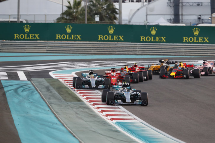 前戦ブラジルGPではポールポジションからスタートするも、すぐさまベッテルにかわされ2位に終わったボッタス（写真先頭）。勝負所で「本能的な闘争心が足りない」とチームボスから厳しい指摘も受けていたが、2週間後のアブダビGPではしっかりとトップを守ってレースをリードした。（Photo=Mercedes）