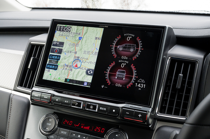 ディーラーオプションではあるものの、11インチの大型ナビゲーションを新規設定。「デリカD：5」専用なのでピッチ＆ロール計を表示できるほか、スピーカーレイアウトに合わせてサウンドも最適化されている。
