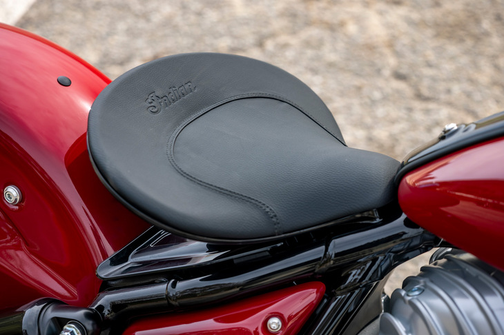 ソロシートの意匠は1940年代そのものだが、実はその設計は最新鋭。背中を伸ばした、リラックスした姿勢で着座でき、長時間のライディングでも疲れないつくりとなっている。
