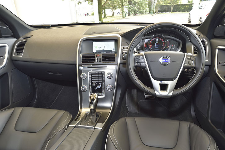 「XC60 T6 AWD R-DESIGN」にはヒルディセント・コントロールのほか、自動防眩（ぼうげん）機能付きドアミラーやハーマンカードンのプレミアムサウンド・オーディオシステムなどが標準で備わる。