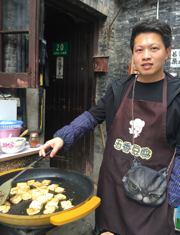 昔ながらの商店が無数に軒を連ねる田子坊にて。上海五香豆腐（シャンハイウーシャントーフー）は1杯15元（約240円）。