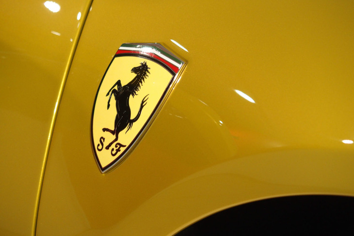 フェラーリSF90スパイダー（エンブレム）