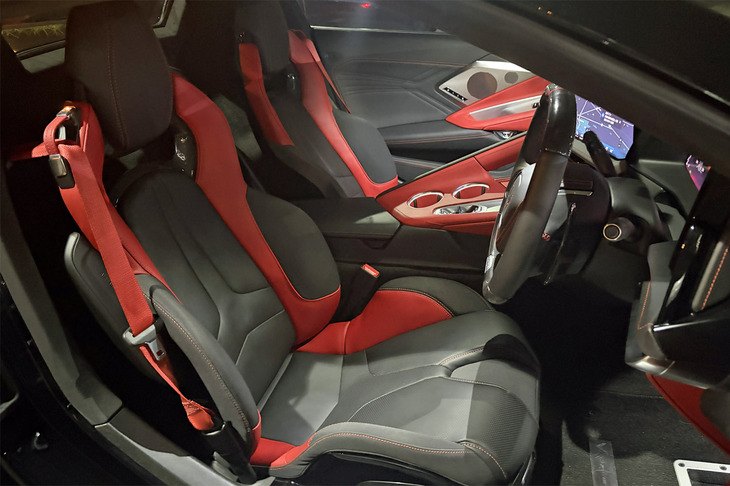 「コルベットZ06コンバーチブル3LZ」のコックピット。パーフォレーテッドナパレザー表皮をメインに仕立てられた「コンペティションバケットシート」が標準で装備される。