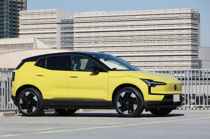 筆者の「ボルボEX30ウルトラ シングルモーター エクステンデッドレンジ」。自宅で充電できないため、充電器のあるホテルに泊まったときなどを除くとほぼ急速充電のみで利用している。