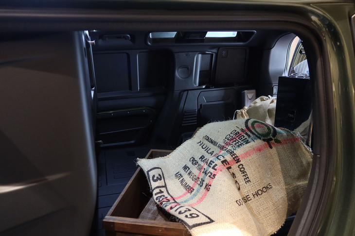 ディフェンダー110ハードトップX-DYNAMIC SE D350（固定式フルハイトパーティションおよび荷室）