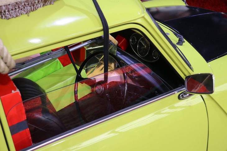 『Mr.ビーン』の「オリジナルMINI」の室内。英国における2009年の走行時の写真には、スタントマン隠しと思われる、白いカバー状のものが見えるが、本日はギフトボックスの山が。